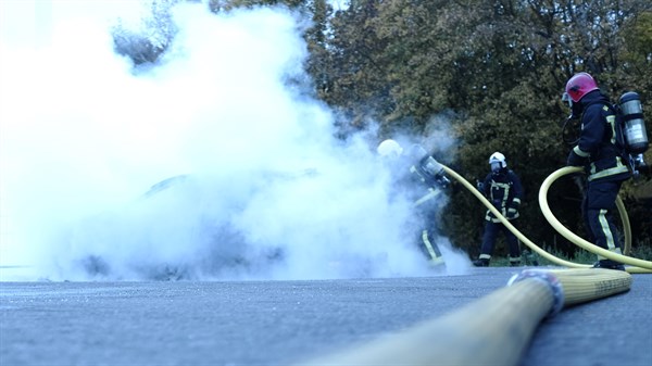 extinguishing a burning vehicle - Renault and firefighters